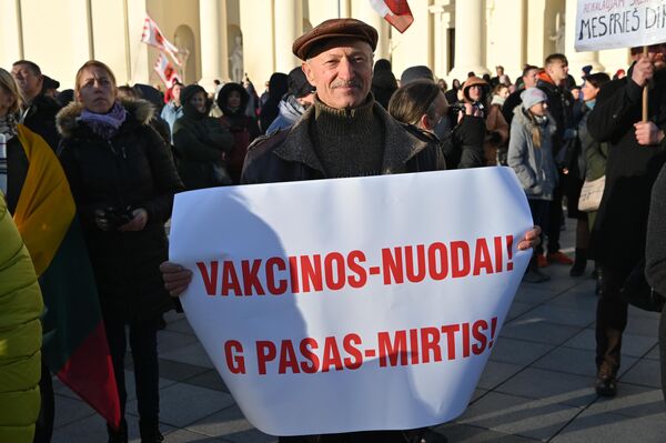 Vyras laiko plakatą, kuriame parašyta, jog vakcinos — tai nuodai, o galimybių pasas — mirtis. - Sputnik Lietuva