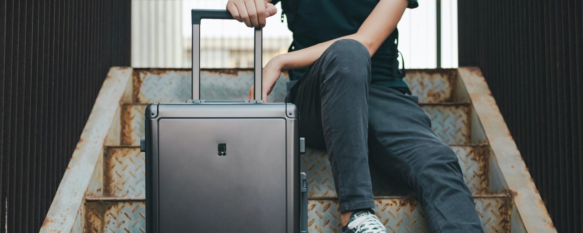 Парень с чемоданом, архивное фото - Sputnik Литва, 1920, 03.01.2026