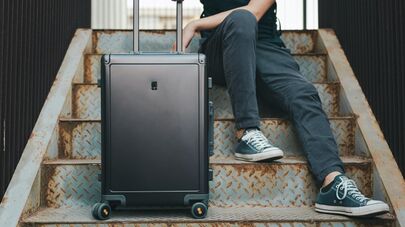 Парень с чемоданом, архивное фото