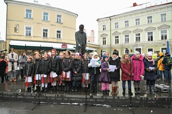 Prie paminklo vokalinius kūrinius atliko Vilniaus Jono Basanavičiaus gimnazijos pradinių ​klasių mokinių choras. - Sputnik Lietuva