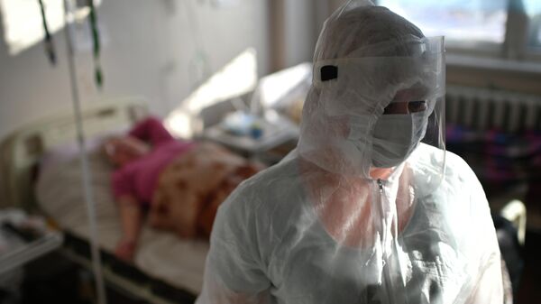 Медицинский сотрудник и пациент в госпитале для больных COVID-19, архивное фото - Sputnik Литва