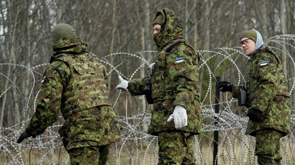 Военнослужащие Cил обороны Эстонии строят забор из колючей проволоки на границе с Россией - Sputnik Литва