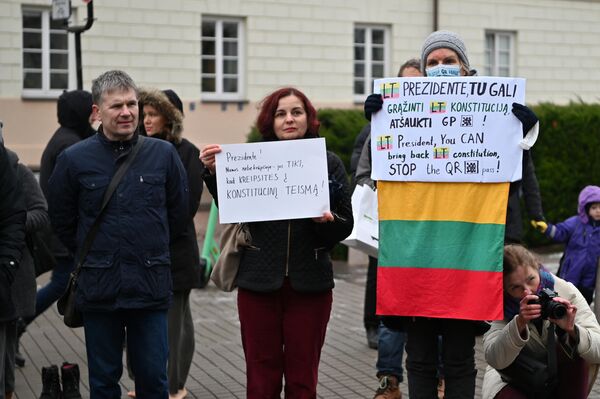 Протестующие призвали президента Литвы обратиться в Конституционный суд из-за решения правительства по &quot;паспортам возможностей&quot; для детей. - Sputnik Литва