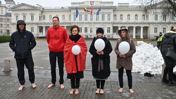 Акция протеста матерей на площади Симонаса Даукантаса в Вильнюсе - Sputnik Литва