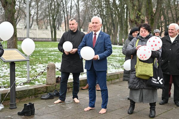 Protesto akcijos dalyviai su savimi atsinešė baltus balionus, kurie simbolizavo vaikų likimus. - Sputnik Lietuva