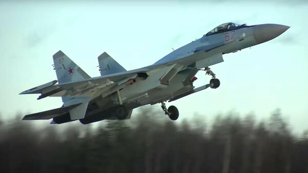 Летчики истребителей Су-35С ЗВО отработали высокоманевренный воздушный бой в Карелии - Sputnik Литва