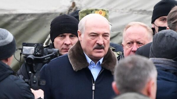 Президент Белоруссии Александр Лукашенко посетил лагерь мигрантов на границе - Sputnik Литва