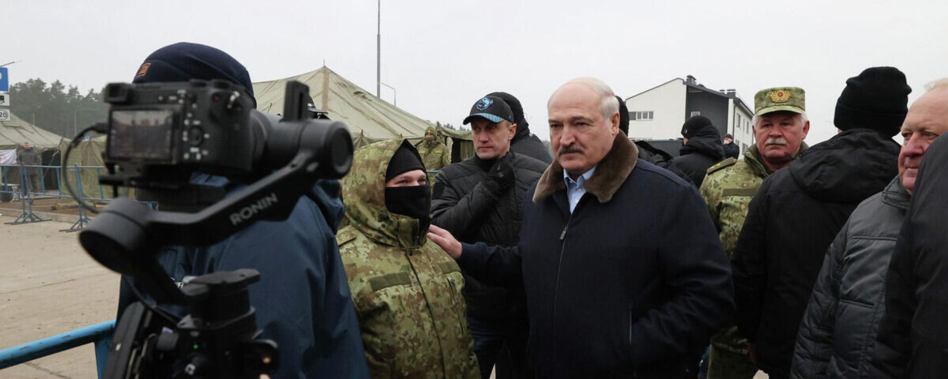 Aleksandras Lukašenka lankosi pasienyje esančioje migrantų stovykloje - Sputnik Lietuva, 1920, 26.11.2021