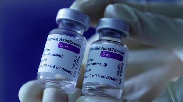 Ампулы с вакциной AstraZeneca от коронавируса - Sputnik Литва