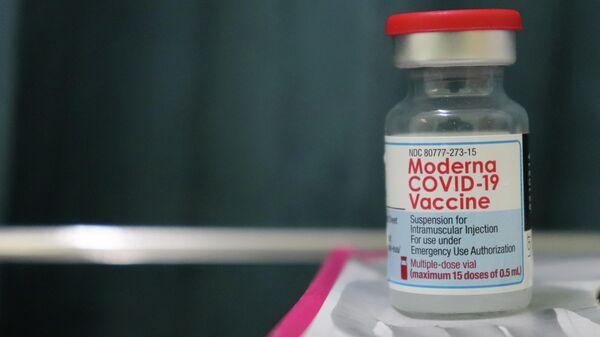 Ампула с вакциной от коронавируса Moderna, архивное фото - Sputnik Литва