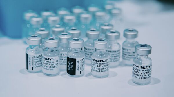 Ампулы с вакциной Pfizer/BioNTech Comirnaty от коронавируса, архивное фото - Sputnik Литва