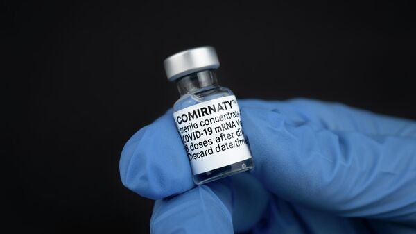Ампула с вакциной Pfizer/BioNTech Comirnaty от коронавируса, архивное фото - Sputnik Литва