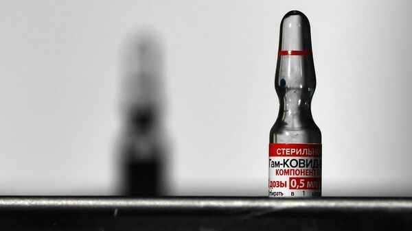 Ампула с вакциной Гам-Ковид-Вак (Спутник V) во время вакцинации от COVID-19 - Sputnik Литва