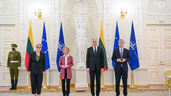 Lietuvos prezidentas Gitanas Nausėda kartu su NATO ir EK vadovais bei premjere Ingrida Šimonyte - Sputnik Lietuva