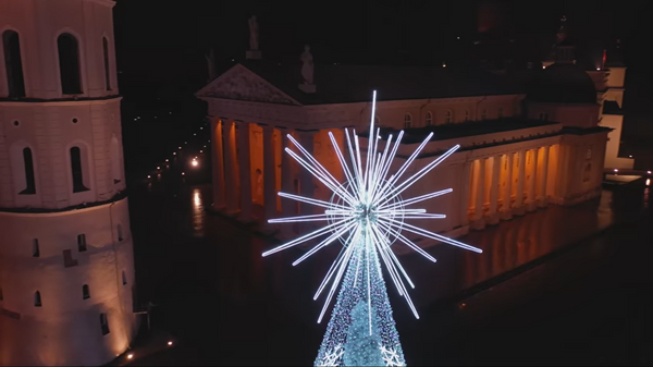 В Вильнюсе зажгли главную елку на Кафедральной площади - Sputnik Lietuva