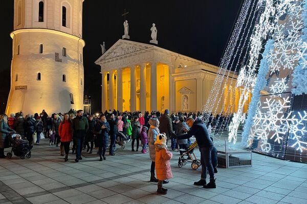 Kalėdų miestelis veiks nuo eglutės įžiebimo dienos iki 2022 metų sausio 2 dienos. - Sputnik Lietuva