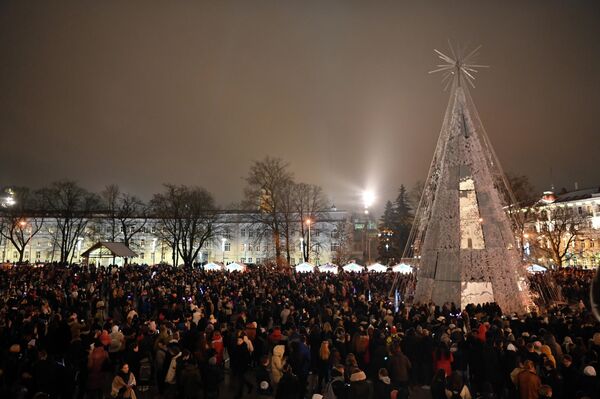 Несмотря на ситуацию с коронавирусом, десятки людей вышли на Кафедральную площадь, чтобы увидеть зажжение главной рождественской елки. - Sputnik Литва