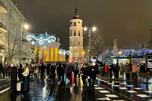 На фото: жители и гости Вильнюса гуляют на проспекте Гедиминаса перед зажжением елки. - Sputnik Литва