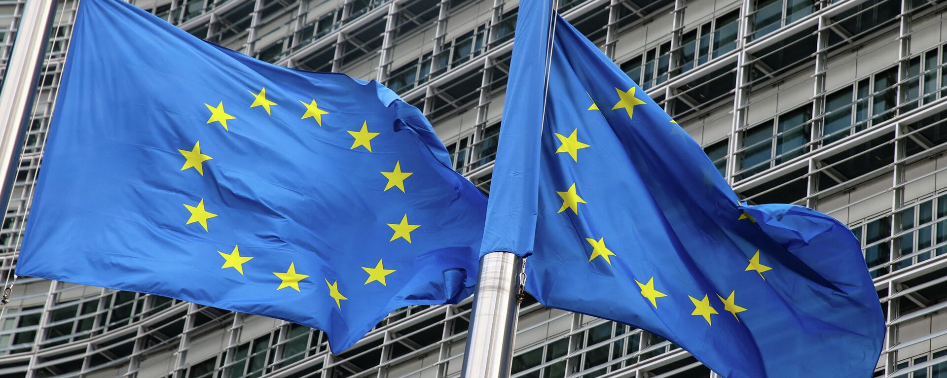 Флаги Европейского союза у штаб-квартиры Европейской комиссии в Брюсселе - Sputnik Литва, 1920, 29.11.2021