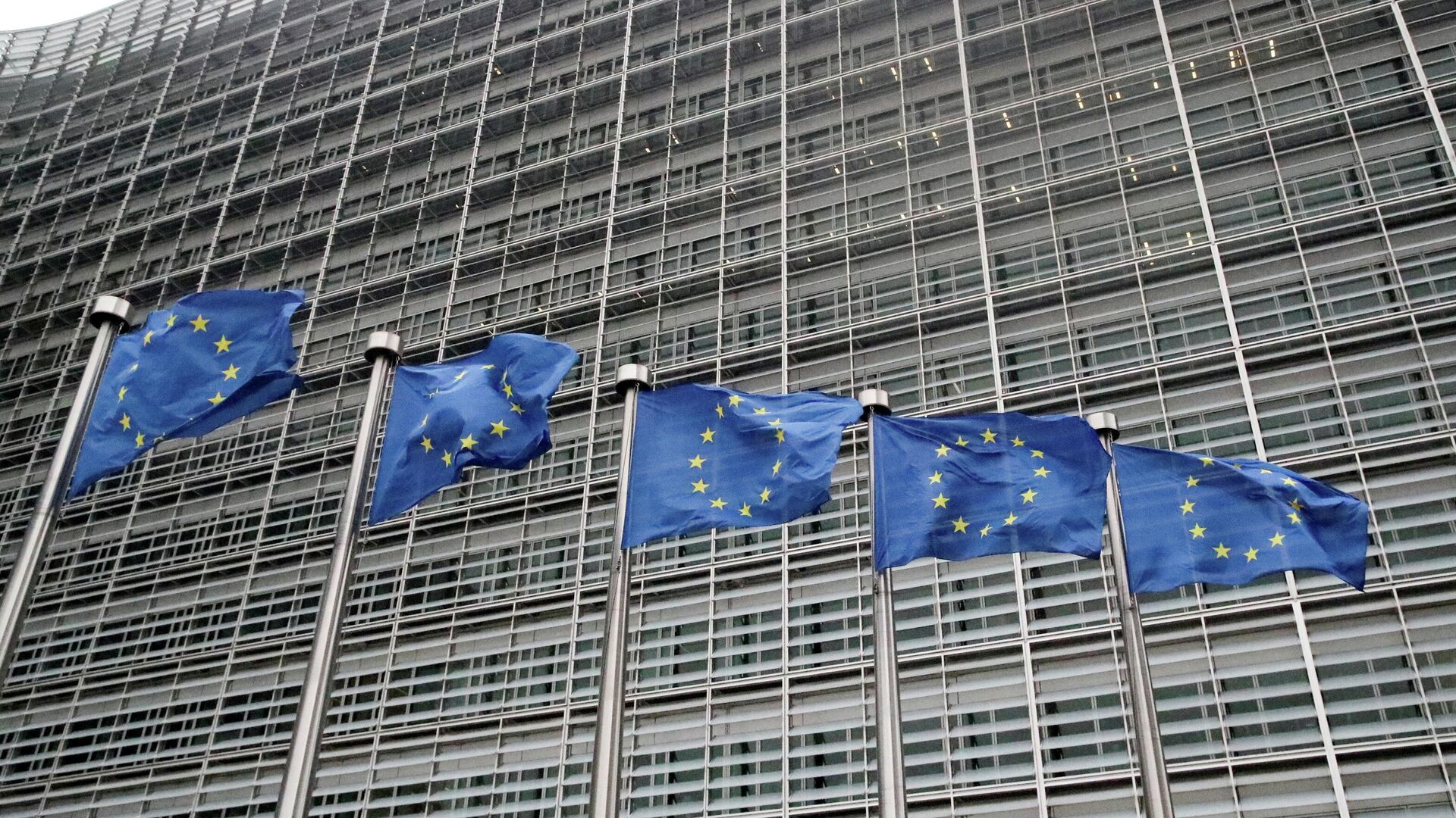 Europos Sąjungos vėliavos prie Europos Komisijos būstinės Briuselyje - Sputnik Lietuva, 1920, 14.12.2021