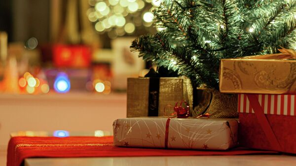 Подарки под рождественской елкой, архивное фото - Sputnik Литва