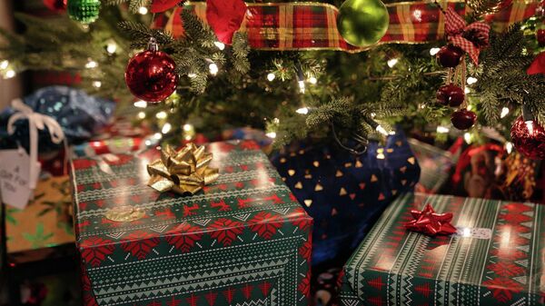 Подарки под рождественской елкой, архивное фото - Sputnik Литва