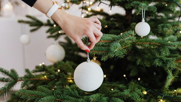 Девушка наряжает рождественскую елку, архивное фото - Sputnik Lietuva