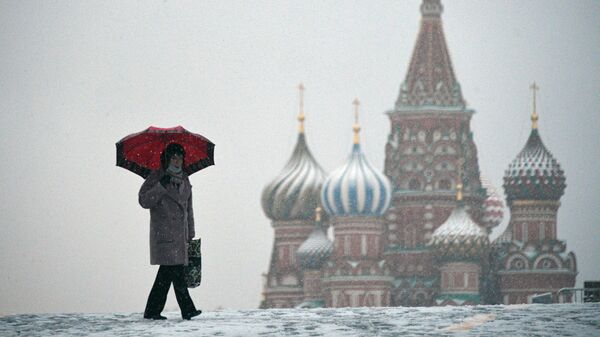 Женщина во время снегопада на Красной площади в Москве, архивное фото - Sputnik Lietuva