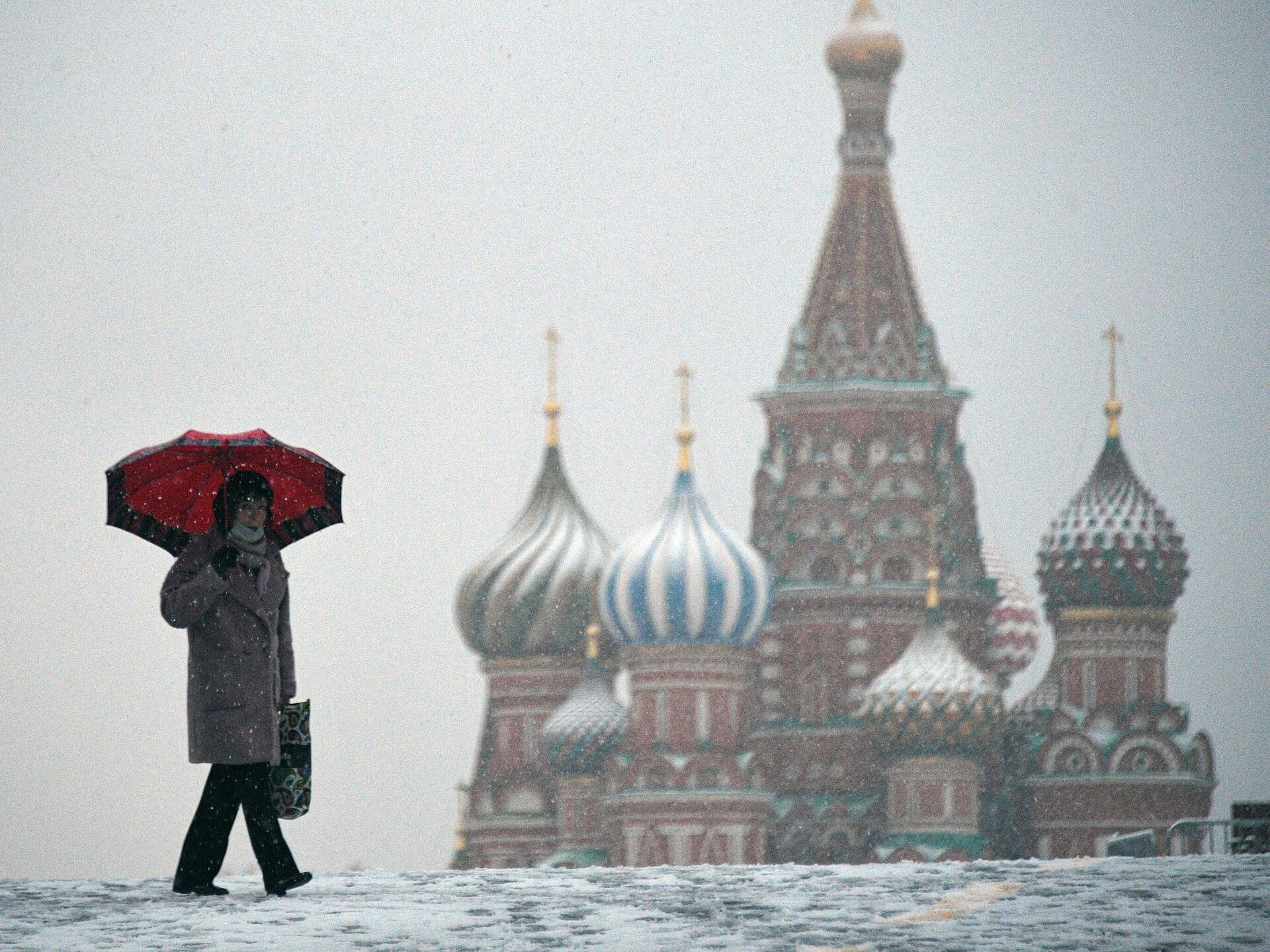 Погода москва 17 апреля. Москва красная площадь снегопад. Красная площадь дождь. Мокрый снег в Москве. Столица России.