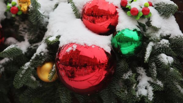 Снег на новогодней елке, архивное фото - Sputnik Литва