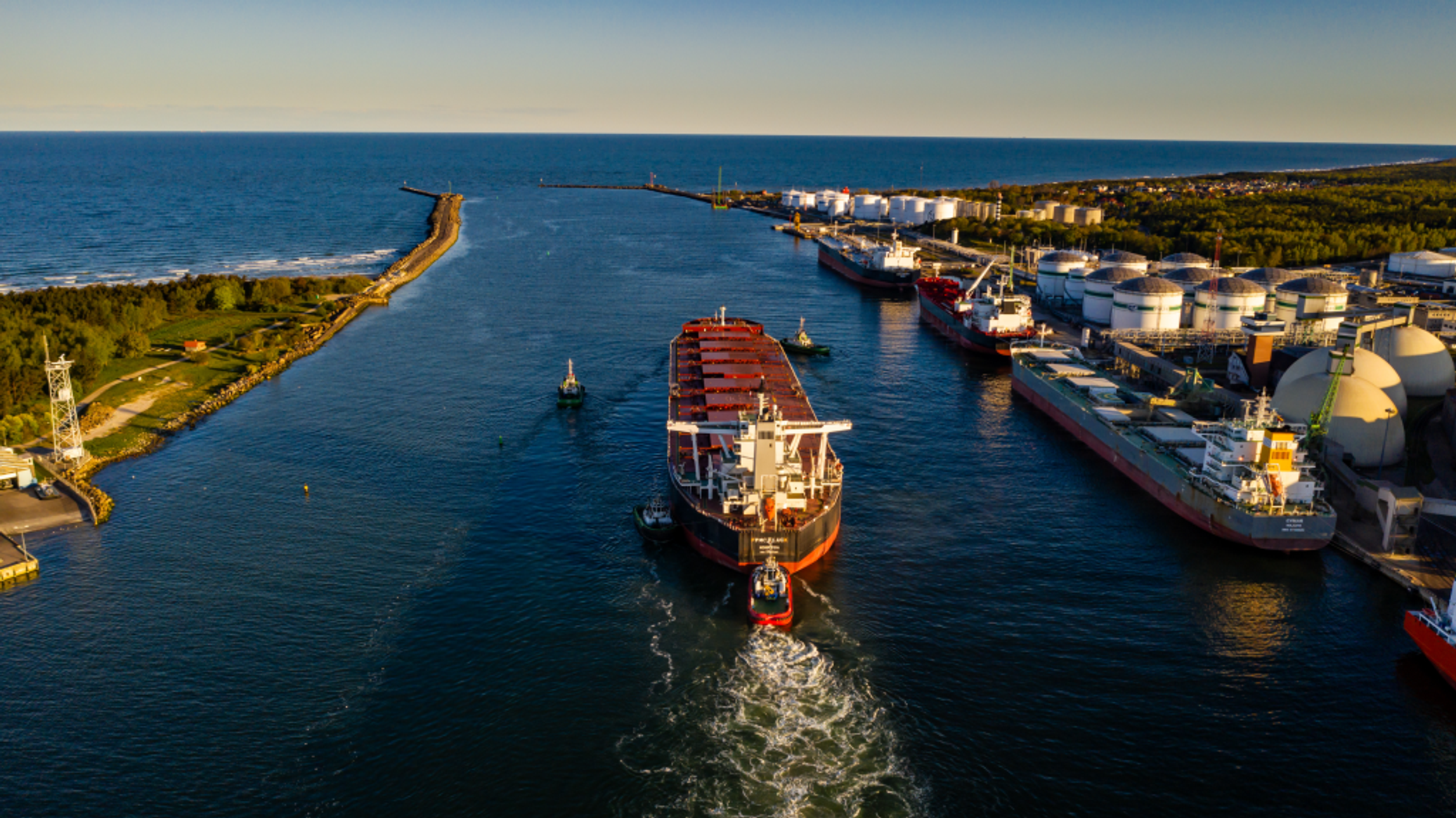 Порт в литве. Порт Клайпеда Литва. Klaipeda порт, Литва. Каунас Литва порт. Судно в море.