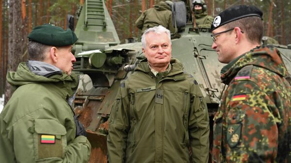 Президент Литвы Гитанас Науседа побывал на военном полигоне в Пабраде - Sputnik Литва