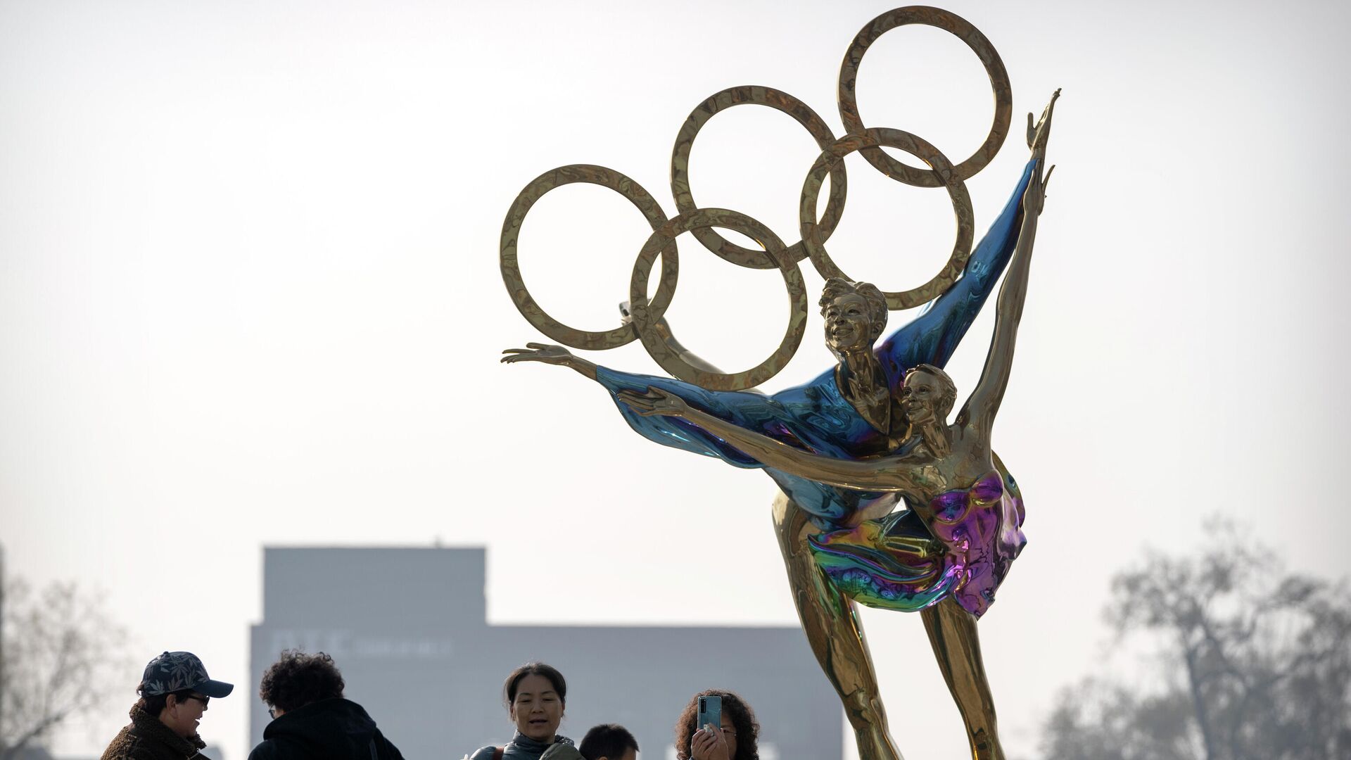 Скульптура с олимпийскими кольцами в Пекине - Sputnik Литва, 1920, 17.01.2022