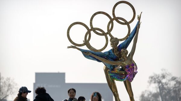 Скульптура с олимпийскими кольцами в Пекине - Sputnik Литва