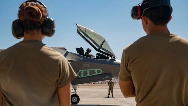 Американские военные и истребитель-бомбардировщик F-35A, архивное фото - Sputnik Литва