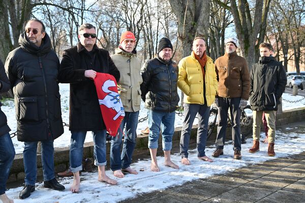 Протестующие сняли обувь в знак протеста.  - Sputnik Литва