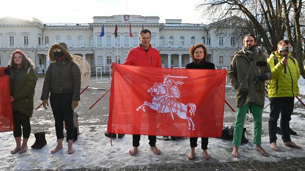 Акция солидарности на площади Симонаса Даукантаса в Вильнюсе - Sputnik Литва