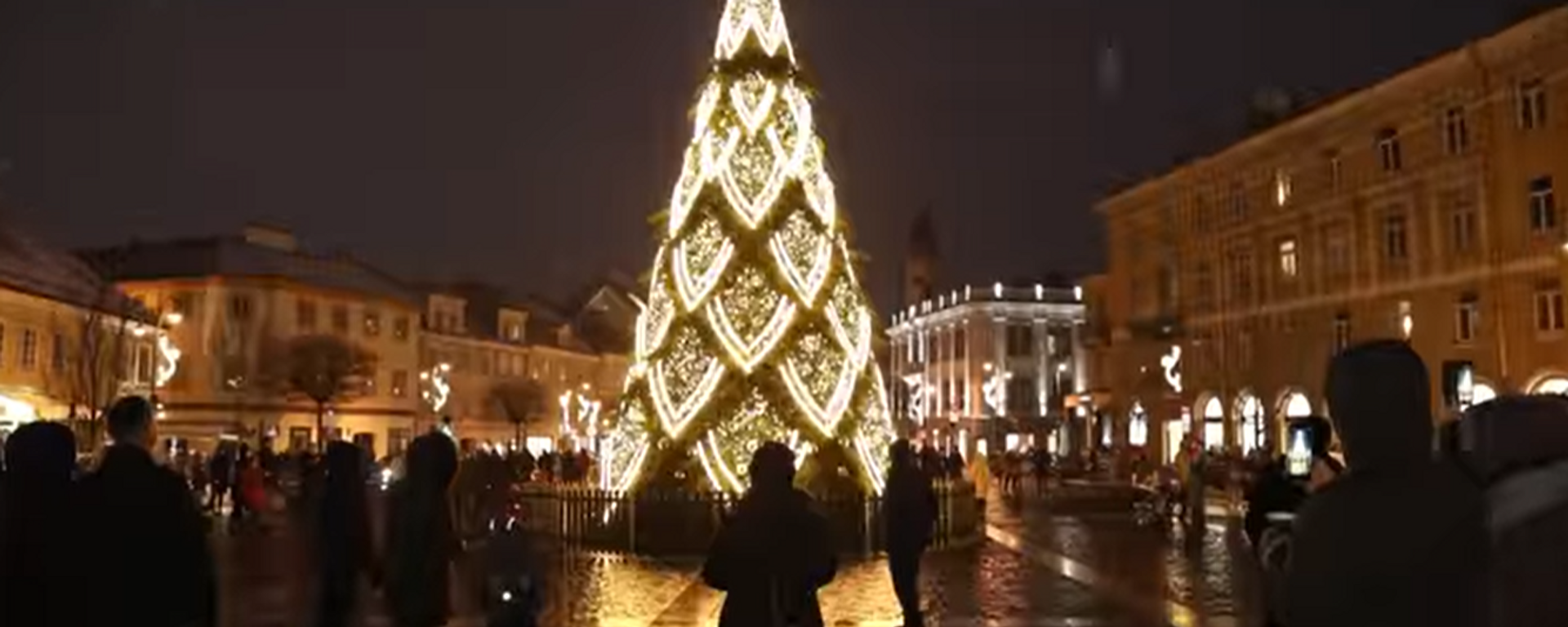 На Ратушной площади Вильнюса зажгли Рождественскую елку - Sputnik Lietuva, 1920, 04.12.2021