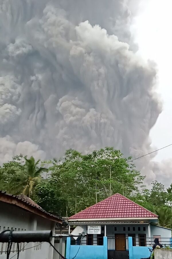 Šioje nuotraukoje, kurią 2021 metų gruodžio 4 dieną paskelbė Indonezijos Nacionalinė nelaimių valdymo valdyba (BNPB), matyti, kaip Semeru ugnikalnis išsiveržimo metu išspjovė pelenus į orą, kaip matyti iš Lumajango. - Sputnik Lietuva