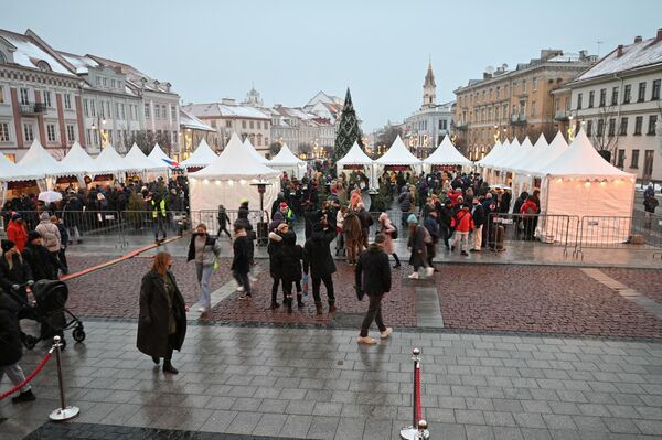 Международная Рождественская ярмарка на Ратушной площади открылась 4 декабря. - Sputnik Литва