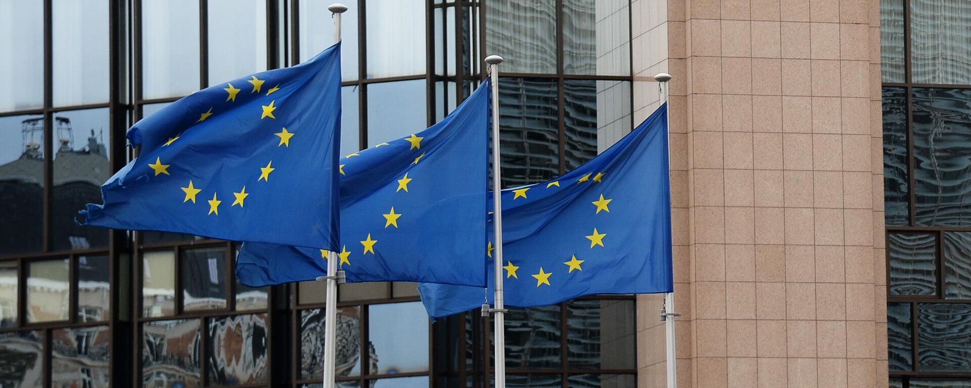 Флаги Евросоюза возле здания Еврокомиссии в Брюсселе, архивное фото - Sputnik Литва, 1920, 04.10.2022