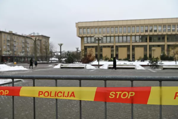 Ограждение на фоне здания Сейма Литвы в Вильнюсе