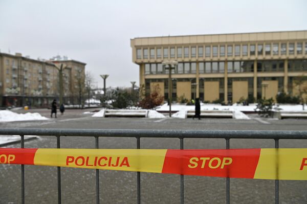 Lietuvos Seimo pastatas protesto akcijos išvakarėse buvo aptvertas. - Sputnik Lietuva