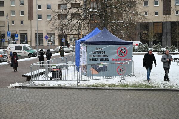 Палатки расположились на проспекте Независимости, неподалеку от здания литовского парламента. Они будут стоят на протяжении всей акции протеста. - Sputnik Литва