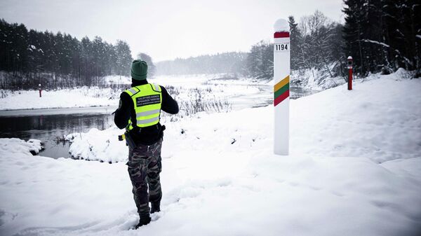 Литовский пограничник на границе Литвы и Белоруссии, архивное фото - Sputnik Литва