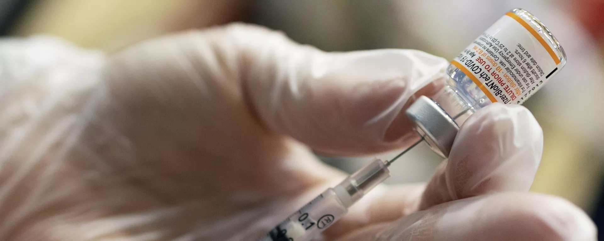 Медсестра готовит дозу детской вакцины Pfizer/BioNTech от коронавируса - Sputnik Lietuva, 1920, 18.12.2021