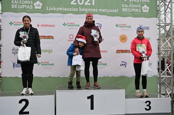На фото: сильнейшие бегуньи на дистанции в шесть километров. - Sputnik Литва