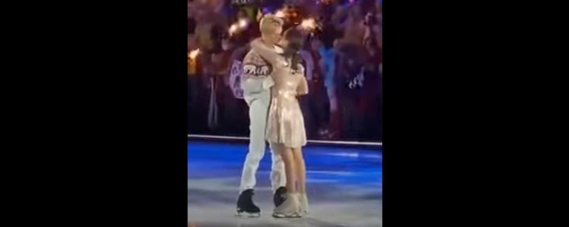 Даня Милохин и Евгения Медведева поцеловались на шоу  Ледниковый период - Sputnik Литва, 1920, 15.12.2021