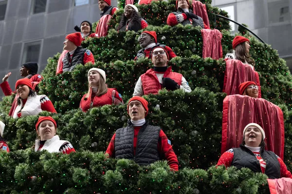 Atlikėjai dainuoja ant "Macy's" Kalėdų eglutės per "Macy's" padėkos dienos paradą Niujorke, 2021 m. lapkričio 25 d. Šiais metais vyksta 95-asis kasmetinis paradas. Atlikėjai dainuoja ant "Macy's" Kalėdų eglutės per "Macy's" padėkos dienos paradą Niujorke, 2021 m. lapkričio 25 d. Šiais metais vyksta 95-asis kasmetinis paradas. - Sputnik Lietuva
