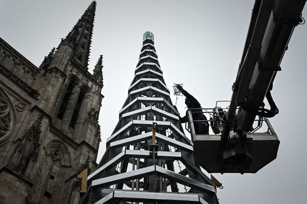 Darbininkai stato 11 metrų aukščio Kalėdų eglutę, pagamintą tik iš plieno (perdirbamo) ir stiklo (perdirbto), priešais Bordo Šv. Andriejaus katedrą (Vakarų Prancūzija). - Sputnik Lietuva